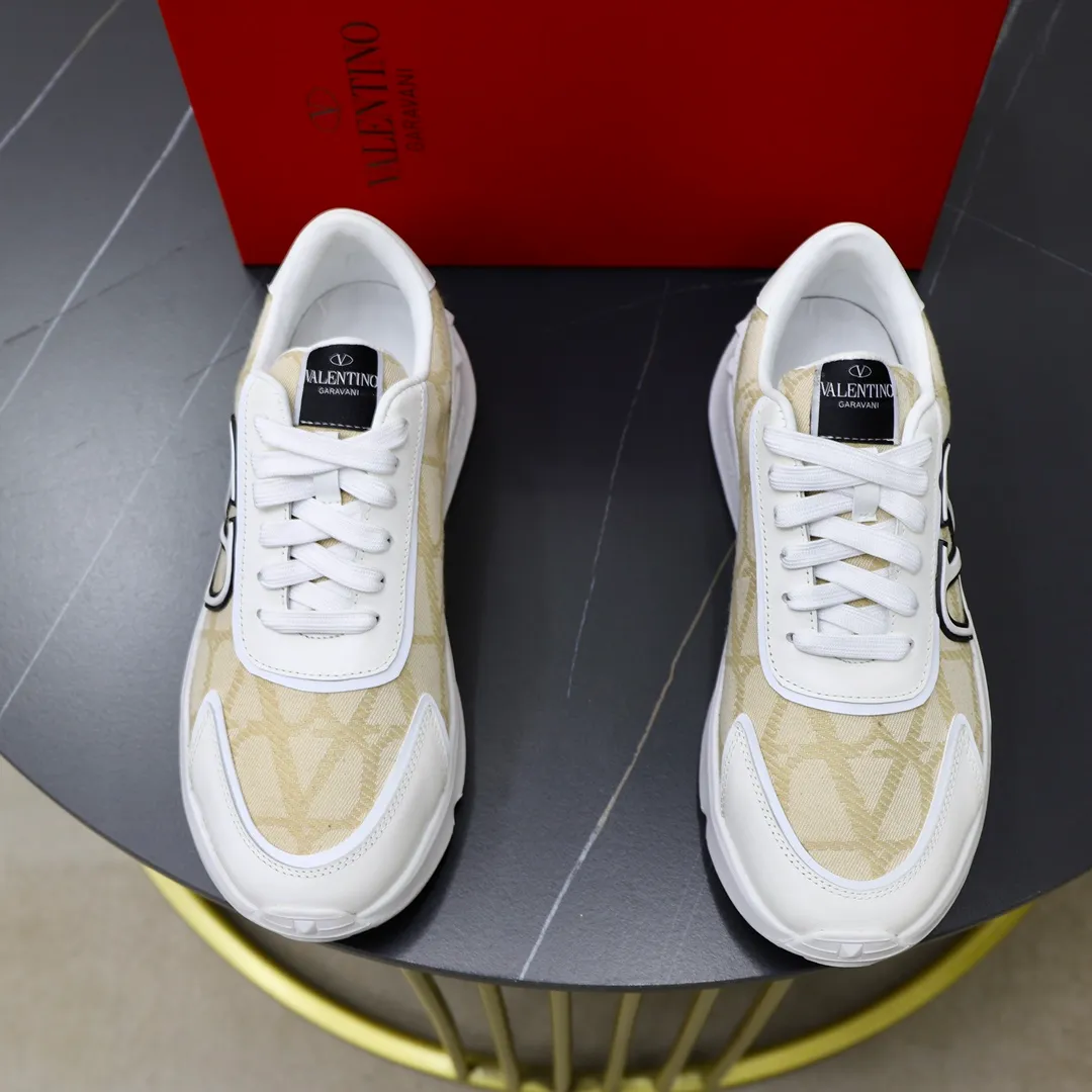 Ex-factory price: 460💰VALENTINO/Valentino 2025s men's latest low-top thick-soled sports shoes are shipped. Made with heavy industry, men's fine casual sports shoes, versatile style. Original leather, rubber lines embellished with geometric segmentation uppers, hand-sewn, novel and fashionable, rubber soles with rivet details on the front and back, VALENTINO GARAVANI LOGO printed on the side, and Valentino Garavani decorative inlay on the tongue. Logo, comfortable, breathable and durable on the feet! Comes with full original packaging! Code number: 38-39-40-41-42-43-44 (45 can be customized)